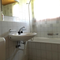Badezimmer der Wohnung im 1. Stock