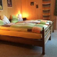 Schlafzimmer mit separater Douche/WC der Wohnung im 1. Stock