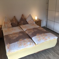 Schlafzimmer mit geräumigen Schiebeschrank