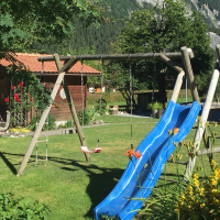 Kinderspielplatz mit Rutsche und Schaukel