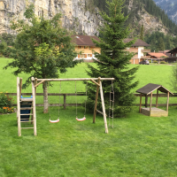 Kinderspielplatz mit Rutsche, Schaukel und Sandkasten