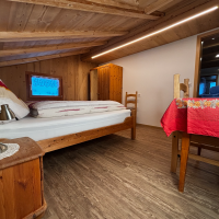 Luftiges Zimmer mit Doppelbett unter der Dachschrge