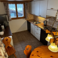 Küche mit Backofen, Geschirrspüler, Kühlschrank und Kochfeld