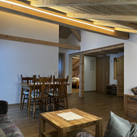 luftige Wohnung mit Dachschräge