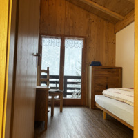 Ein Bett Zimmer mit Balkon