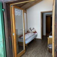 Ein Bett Zimmer mit Balkon